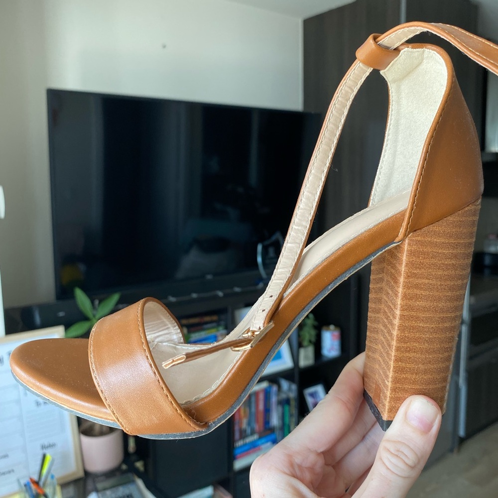 Tan strappy sandal heels 🤎